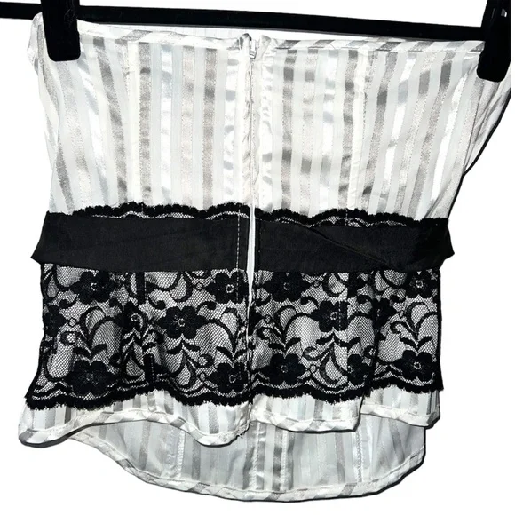 𝐂𝐎𝐓𝐓𝐎𝐍 𝐄𝐗𝐏𝐑𝐄𝐒𝐒 | WHITE AND SILVER STRIPED STRAPLESS METALLIC TOP - Picture 4 of 8